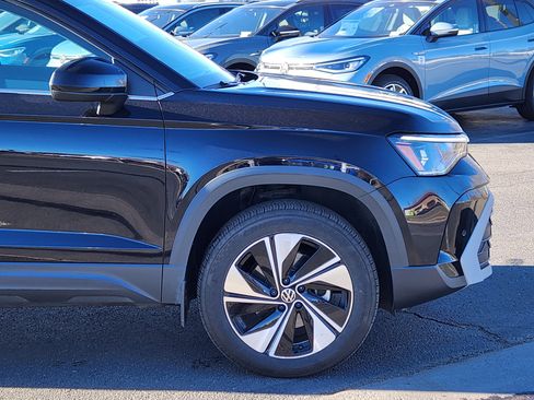 Certified 2025 Volkswagen Taos SE image 8