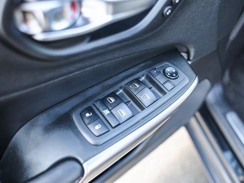 Used 2019 Jeep Cherokee Limited FWD image 9