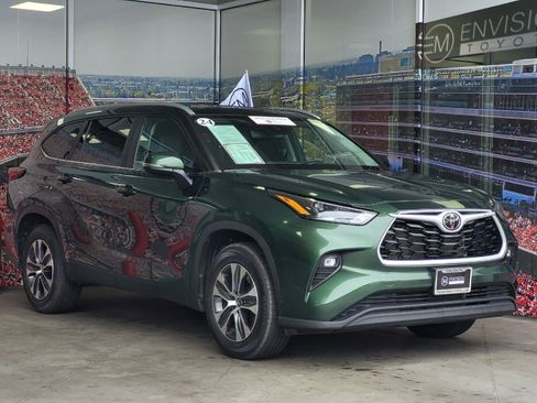Certified 2024 Toyota Highlander XLE image 1