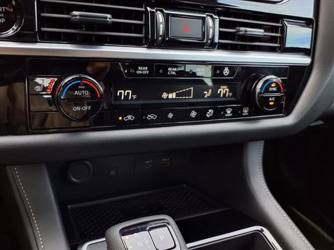 Used 2025 Nissan Pathfinder SL w/ SL Premium Package image 21