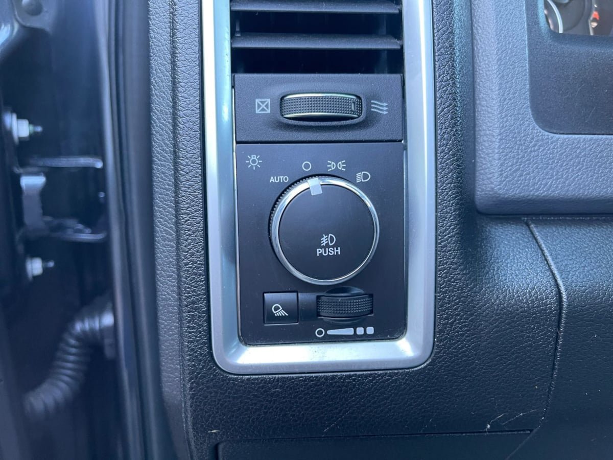 Used 2014 RAM 2500 SLT w/ Luxury Group AWD/4WD image 18
