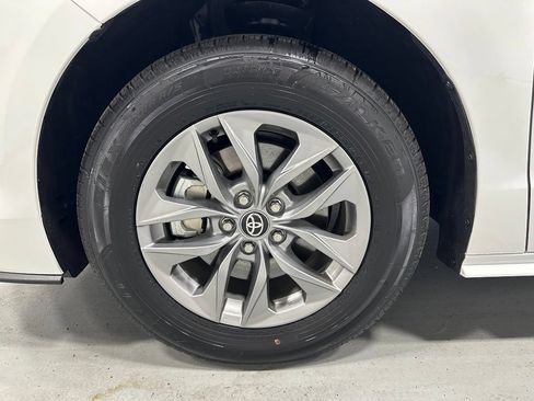 Used 2025 Toyota Sienna LE FWD image 63