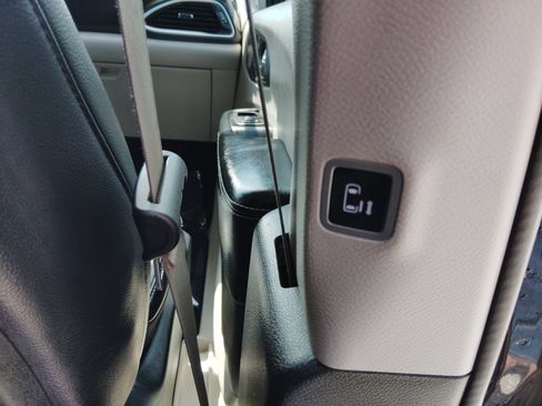 Used 2022 Chrysler Pacifica Touring-L FWD image 32