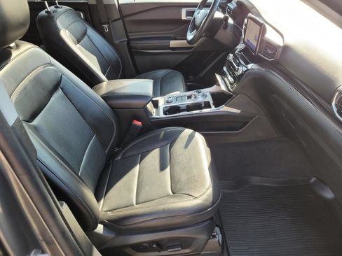 Used 2022 Ford Explorer Limited w/ Equipment Group 301A AWD/4WD image 11