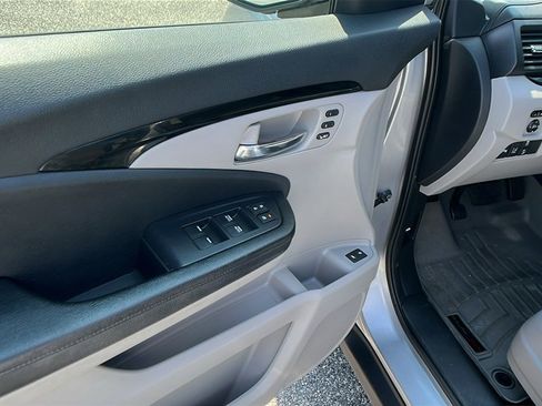Used 2017 Honda Pilot Touring image 12