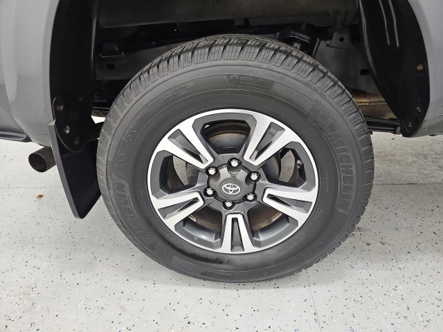 Used 2017 Toyota Tacoma TRD Sport w/ Tow Package (A/T) AWD/4WD image 10