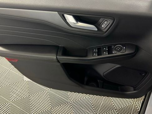 Used 2025 Ford Escape SE image 28