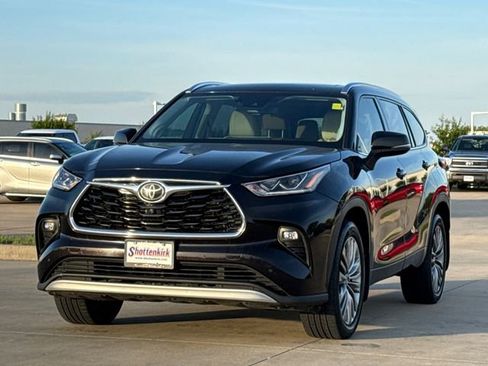Used 2020 Toyota Highlander Platinum FWD image 3