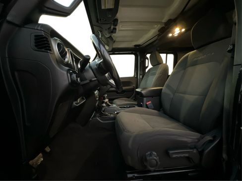 Used 2020 Jeep Wrangler Unlimited Sahara image 12