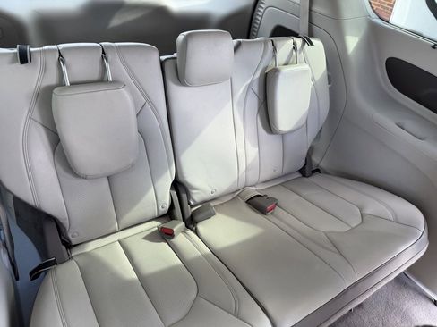 Used 2018 Chrysler Pacifica Touring-L image 12