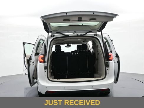 Used 2023 Chrysler Pacifica Touring-L FWD image 40