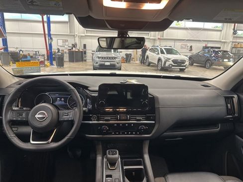Used 2024 Nissan Pathfinder SL AWD/4WD image 6