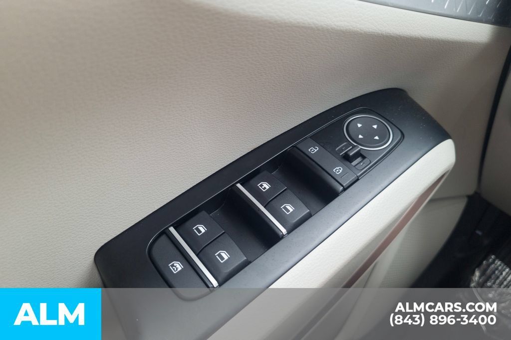 Used 2025 Kia Soul LX w/ LX Technology Package FWD image 33