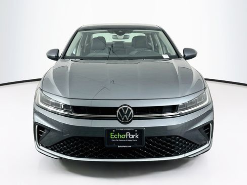 Used 2025 Volkswagen Jetta SE FWD image 2
