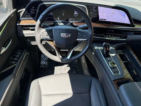 Used 2024 Cadillac Escalade Luxury AWD/4WD image 4