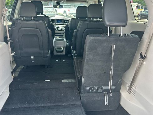 Used 2019 Chrysler Pacifica Touring-L FWD image 2