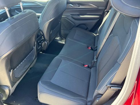 Used 2023 Jeep Grand Cherokee Laredo image 21