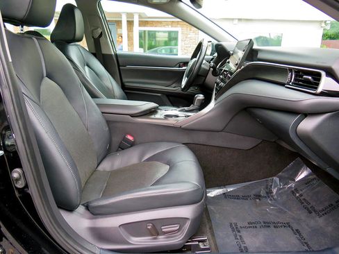 Used 2021 Toyota Camry XLE image 34