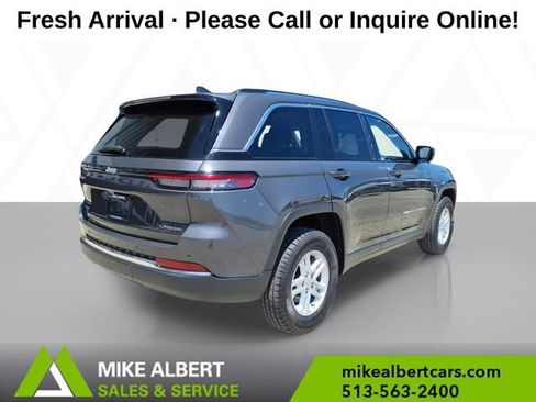 Used 2023 Jeep Grand Cherokee Laredo AWD/4WD image 7