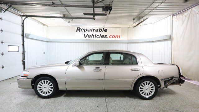 Used 2003 Lincoln Town Car Executive RWD image 1