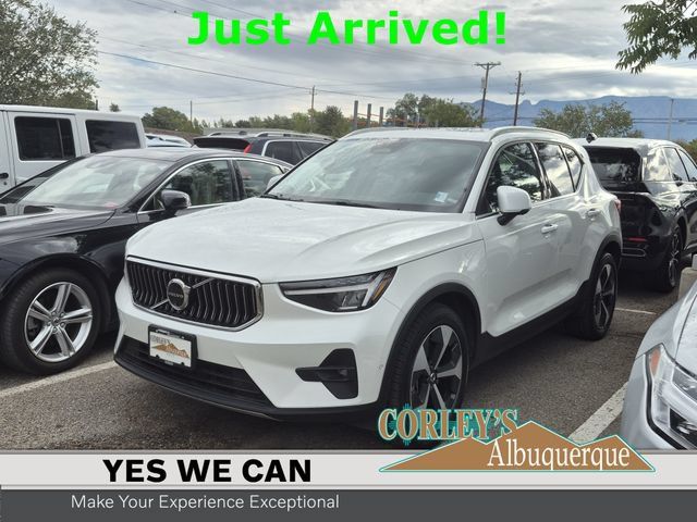 Certified 2024 Volvo XC40 B5 Plus AWD/4WD image 1
