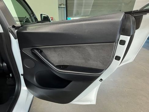 Used 2021 Tesla Model Y Long Range AWD/4WD image 15