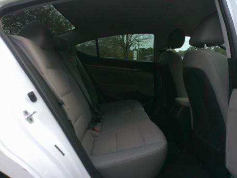 Used 2017 Hyundai Elantra SE image 19