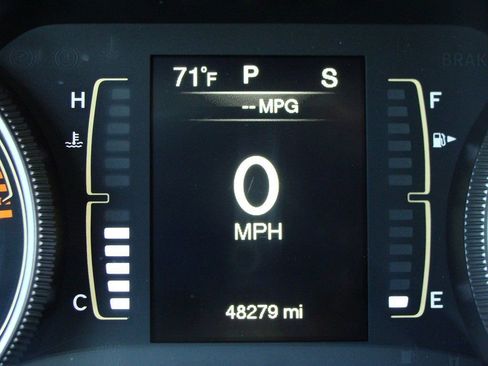 Used 2017 Jeep Cherokee Sport image 13