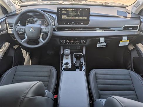 New 2025 Mitsubishi Outlander SE image 26