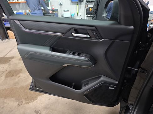 Used 2024 GMC Acadia AT4 w/ Luxury Package image 28