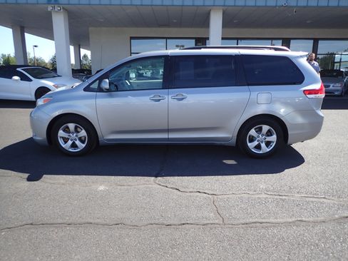 Used 2011 Toyota Sienna LE image 2