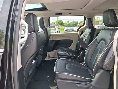 Used 2023 Chrysler Pacifica Limited FWD image 10