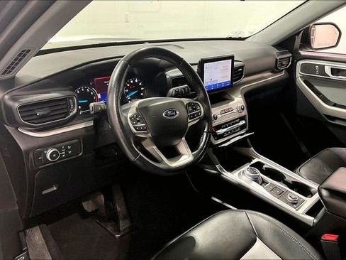 Used 2022 Ford Explorer XLT w/ XLT Sport Appearance Package image 17