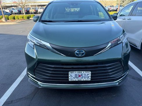 Used 2021 Toyota Sienna XLE w/ XLE Plus Package image 3