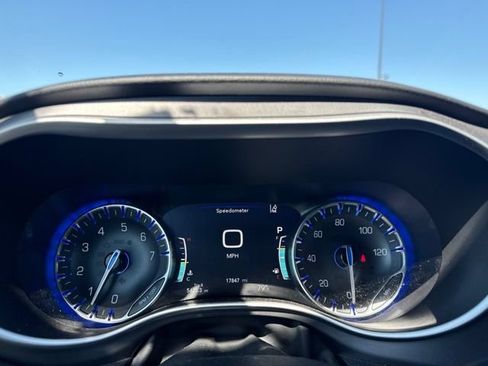 Used 2025 Chrysler Pacifica Select FWD image 10