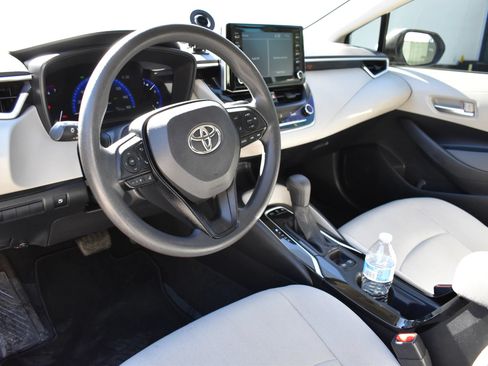 Used 2021 Toyota Corolla LE FWD image 3