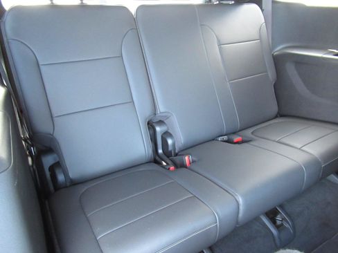 Used 2023 Chevrolet Traverse Premier FWD image 40