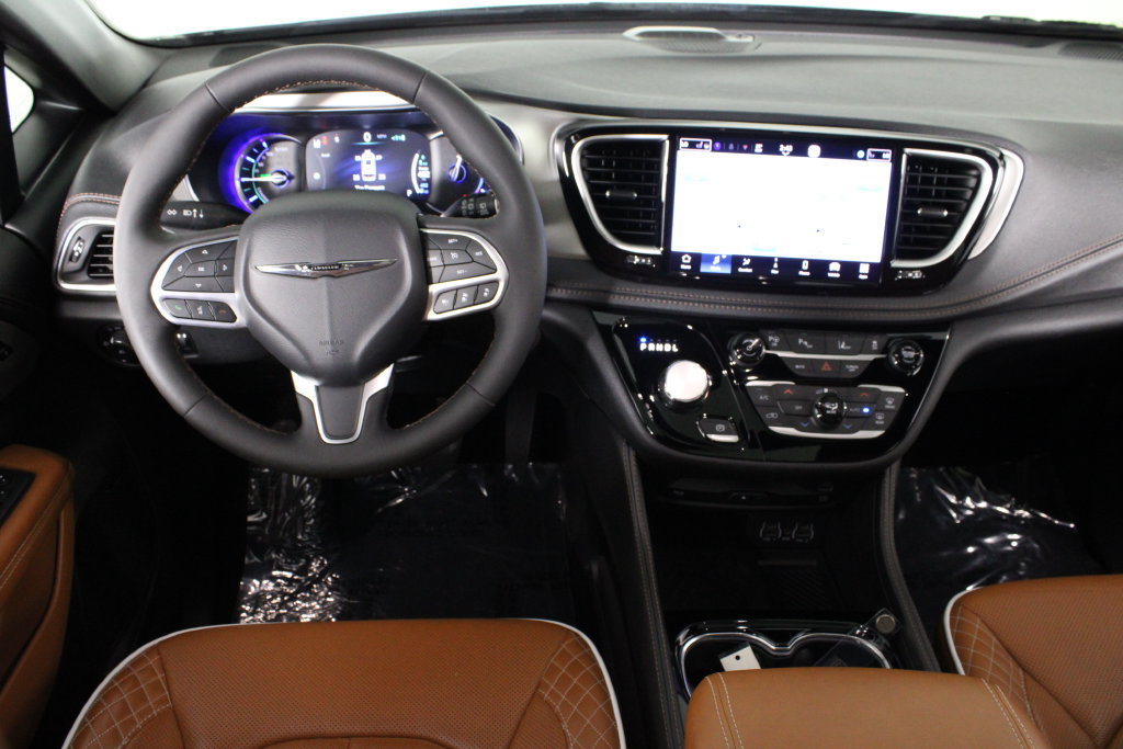 Used 2025 Chrysler Pacifica Pinnacle FWD image 6