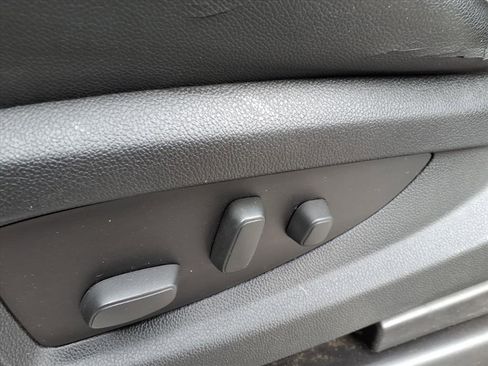 Used 2016 Chevrolet Suburban LT image 25