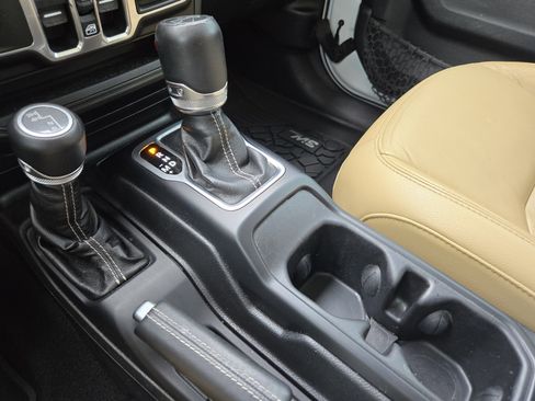 Used 2018 Jeep Wrangler Unlimited Sahara AWD/4WD image 21