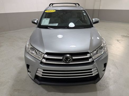 Used 2017 Toyota Highlander XLE FWD image 3
