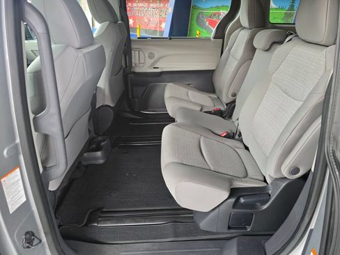 Used 2024 Toyota Sienna LE AWD/4WD image 18