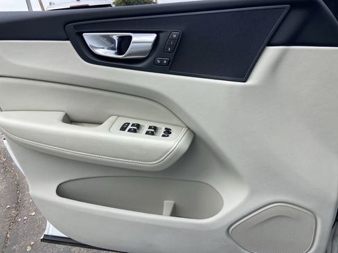 Used 2023 Volvo XC60 B5 Plus image 19