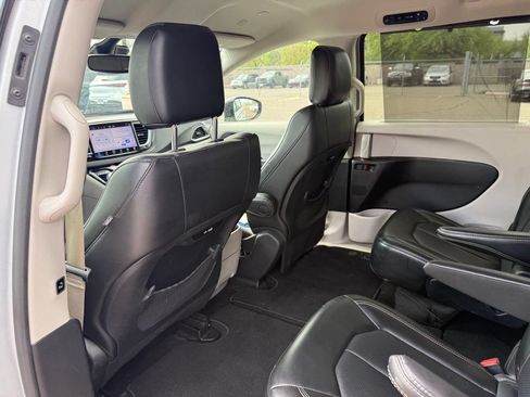 Used 2024 Chrysler Pacifica Touring-L FWD image 12