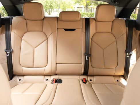 Certified 2023 Porsche Macan AWD/4WD image 29