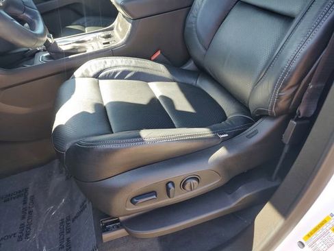 Used 2023 Chevrolet Traverse LT image 21