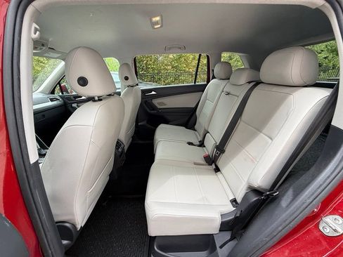Used 2018 Volkswagen Tiguan SE AWD/4WD image 33