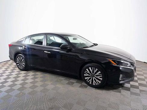Certified 2023 Nissan Altima 2.5 SV w/ SV Premium Package AWD/4WD image 3