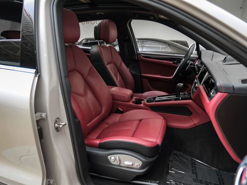 Used 2023 Porsche Macan Turbo image 42