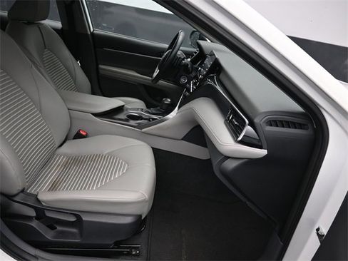 Used 2024 Toyota Camry SE image 8